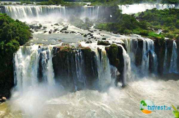 Водопады Игуасу между Аргентиной и Бразилией