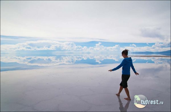 Зеркальное озеро Салар де Юни в Боливии