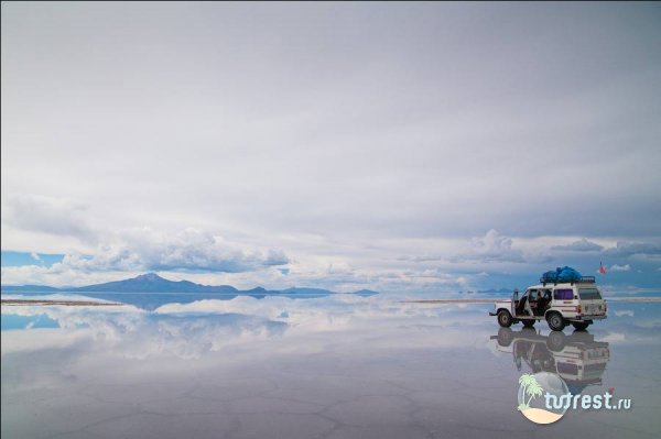 Зеркальное озеро Салар де Юни (Salar de Uyuni) в Боливии