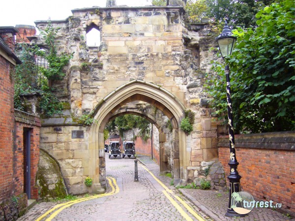 Дорога к замку Лестер, арка (Leicester old Castle dateway)